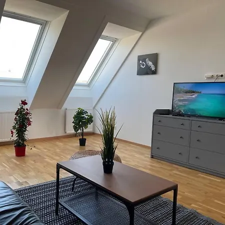 Ferienwohnung Dachgeschoss Fuer 4 Mit Terrasse Wien Exterior foto