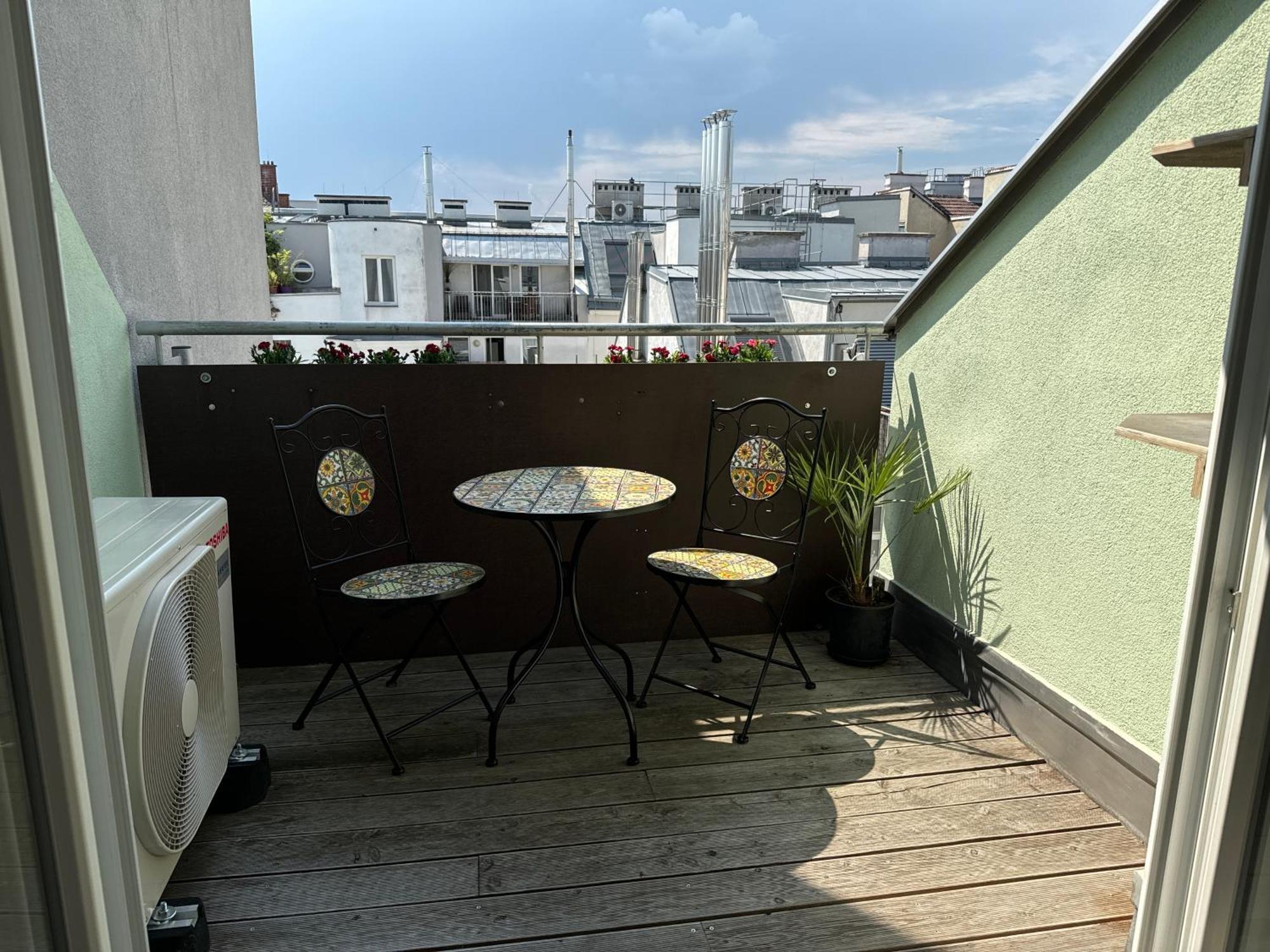 Appartamento Dachgeschoss Fuer 4 Mit Terrasse Vienna